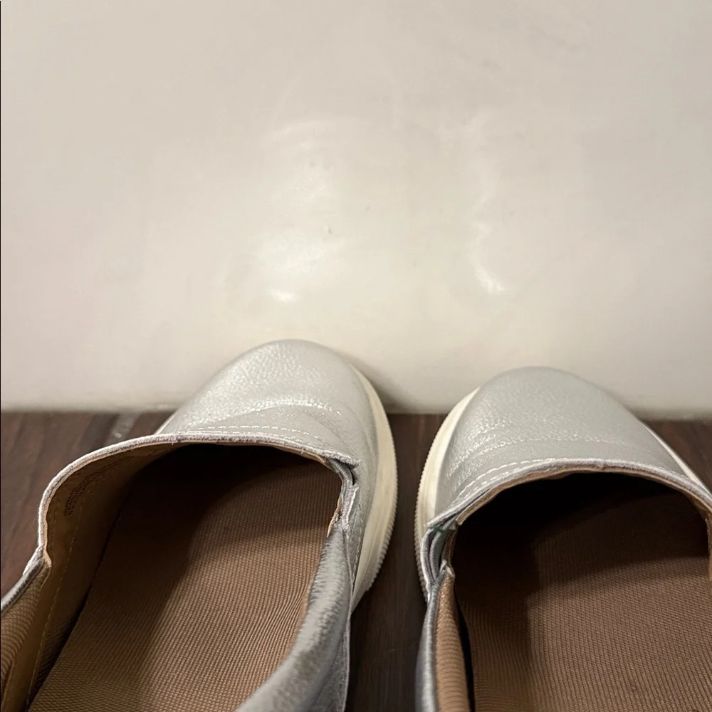Blondo Giavana Silver Waterproof Shoes - Picture 11 of 11
